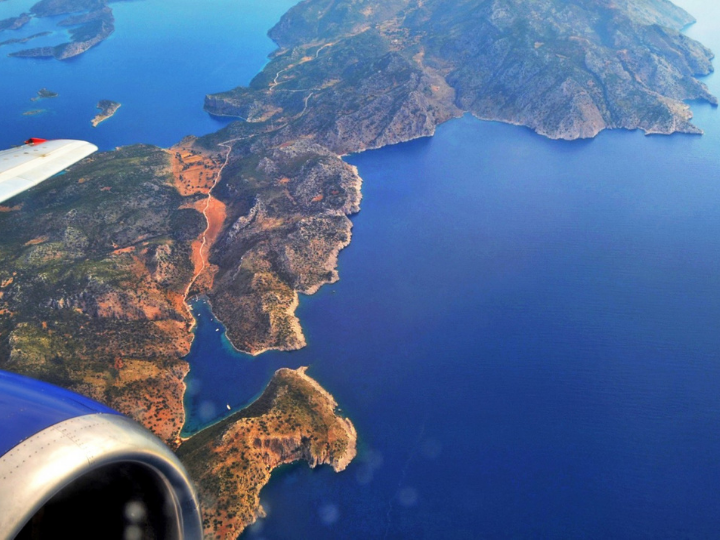 Με υπομονή και εργασία επίμονη εκτοπίστηκε τις τελευταίες δεκαετίες στη χώρα από την κεντρική σκηνή ή από το κεντρικό πολιτικό μέτωπο θα λέγαμε καλύτερα, καθετί που συνόδευε μια απαίτηση ουσίας και μια δέσμευση νοήματος.