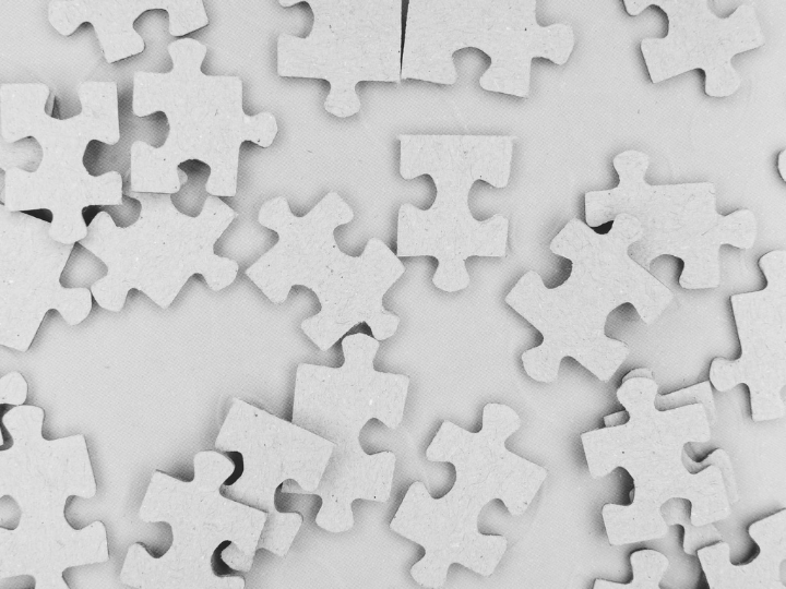 «Η Κοινή Λογική παραιτήθηκε τελικά από κάθε θέληση για ζωή όταν μια γυναίκα που τάχα δεν κατάλαβε ότι ένα αχνιστό φλιτζάνι καφέ ήταν ζεστό, έχυσε λίγο στην ποδιά της κι’ ανταμείφθηκε άμεσα μ’ έναν τεράστιο διακανονισμό.»