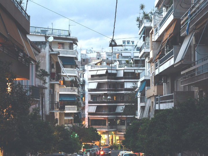 Το προσαυξημένο κόστος στέγασης πλέον, δεν αφορά αποκλειστικά τα κατώτερα οικονομικά στρώματα που βρίσκονται κοντά στον κίνδυνο φτώχειας ή τα ευάλωτα οικονομικά νοικοκυριά, πλήττει και άτομα των οποίων τα εισοδήματα είναι, αφενός, υψηλότερα για να δικαιούνται κοινωνική κατοικία, αφετέρου, όμως, πολύ χαμηλά για να μπορούν να στεγαστούν υπό τις συνθήκες της ιδιωτικής αγοράς, ιδιαίτερα μετά την αύξηση του κόστους στην ενέργεια.