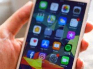 Τα παραδοσιακά κόμματα δεν είναι διαμεσολαβητές στην παραγωγή πολιτικού λόγου. Έχουν αντικατασταθεί από τις μηχανές αναζήτησης στο διαδίκτυο, από τα social media, τα sites, τα blogs. Το smartphone είναι πλέον η σύγχρονη κάλπη.