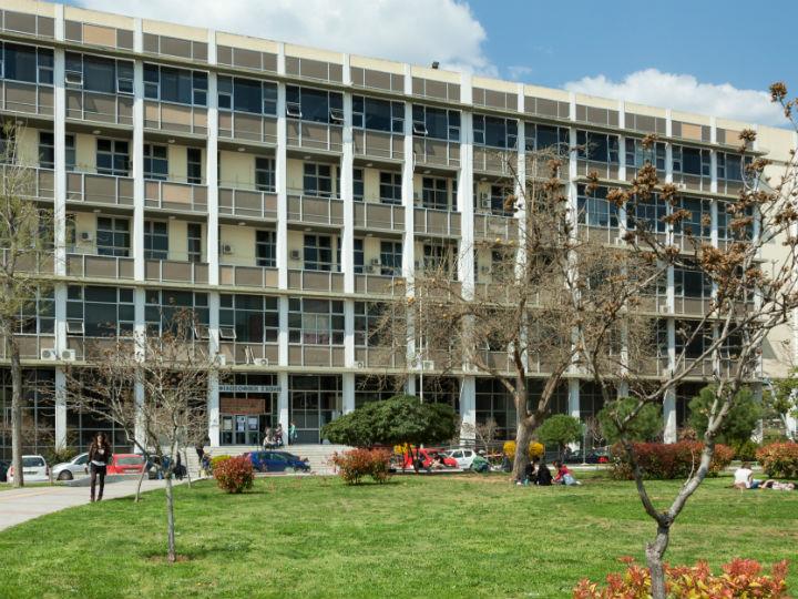 «Τα πανεπιστήμια διαθέτουν κουλτούρα προσαρμογής σε νέες τεχνολογίες και δεδομένα, σχετική αυτονομία συγκρινόμενα με τα σχολεία, και εμπειρία με τεχνικές ηλεκτρονικής διδασκαλίας.»