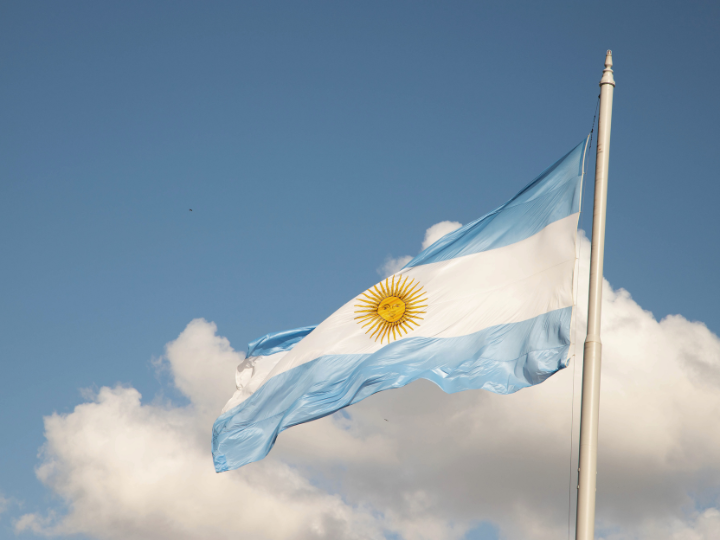 Δεν τους ενόχλησε όμως ποτέ, ότι επί δεκαετίες, στην πραγματικότητα επί εβδομήντα χρόνια, μια πάμπλουτη χώρα όπως η Αργεντινή, κατάντησε μια πάμφτωχη χώρα.