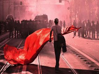 <<Αντί η αριστερά να εργάζεται στην κατεύθυνση της ειρήνευσης των χώρων που εξάγουν μετανάστες, της ανοικοδόμησης και της ανάπτυξης τους, εκμεταλλεύεται τις ‘’εισροές’’ για να κάνει επίδειξη καλοσύνης.>>