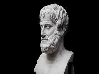 Όπως τα μέλη της επιχείρησης μεριμνούν για το κοινό καλό της επιχείρησής τους, έτσι και η επιχείρηση –στο μέτρο που δραστηριοποιείται στο ευρύτερο πλαίσιο της κοινωνίας, από την οποία αντλεί την νομιμοποίησή της και, κυριολεκτικώς, την άδεια να υπάρχει– μεριμνά για το κοινό καλό της κοινωνίας. Οι ατομικές μονάδες, είτε πρόκειται για άτομα είτε για επιχειρήσεις, ορίζονται από το ευρύτερο πλαίσιο της κοινότητας στην οποία λειτουργούν.