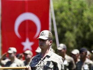 Οι δυτικοί σύμμαχοι της Τουρκίας και οργανώσεις για τα ανθρώπινα δικαιώματα έχουν ασκήσει κριτική εις βάρος της επιχείρησης λέγοντας ότι ο πρόεδρος Ταγίπ Ερντογάν χρησιμοποιεί το αποτυχημένο πραξικόπημα ως πρόσχημα για να καταστείλει τους διαφωνούντες.