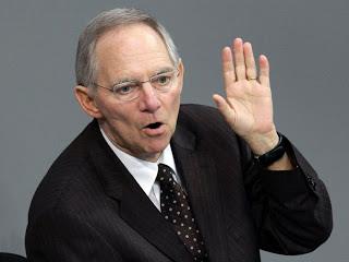 Ειδικά ο σημερινός πρωθυπουργός και ο μισός ΣΥΡΙΖΑ πρέπει να τον ανακηρύξουν ευεργέτη τους. Αν δεν υπήρχε ο Σόϊμπλε, δεν θα υπήρχαν σήμερα οι ίδιοι στις καρέκλες τους. Αν ο Σόϊμπλε δεν έκανε την ταρζανιά του με την έκθεση-εισήγηση για το Grexit, ο Τσίπρας θα ζούσε στον κόσμο του Βαρουφάκη, η χώρα θα βρισκόταν εκτός ευρώ.