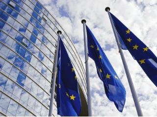Ο Επίτροπος Κατάινεν σημειώνει πως «η Επιτροπή εξέδωσε πρόσφατα σύσταση σχετικά με έναν ευρωπαϊκό μορφότυπο ανταλλαγής ηλεκτρονικών μητρώων υγείας, προκειμένου να στηρίξει τη δυνατότητα των πολιτών να έχουν ασφαλή πρόσβαση στα μητρώα υγείας τους σε όλες τις χώρες της Ε.Ε.», σε συνέχεια της επισήμανσης του υποψήφιου ευρωβουλευτή του ΣΥΡΙΖΑ ότι έχει ένταθεί η κινητικότητα των πολιτών εντός της ένωσης.