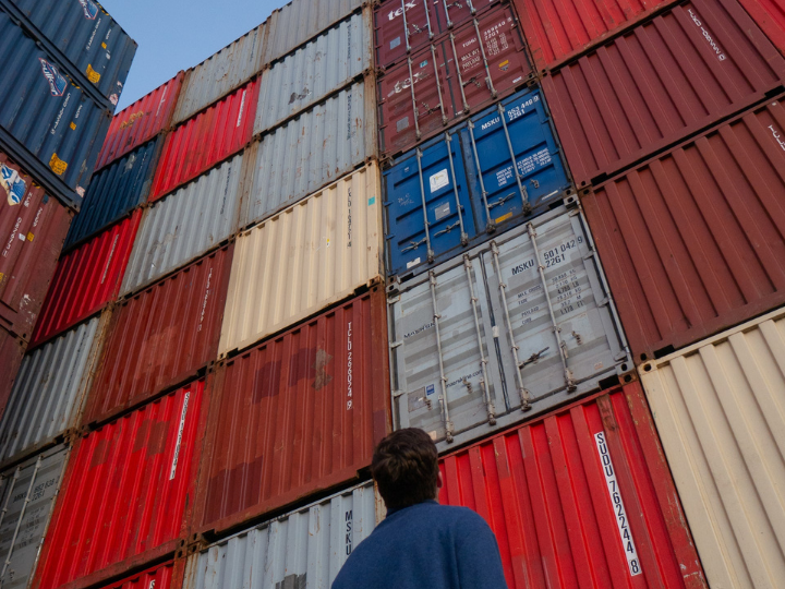 «Συνολικά, τα logistics σε παγκόσμιο επίπεδο δέχθηκαν πλήγμα λόγω της χαμηλότερης ζήτησης, των διαταραχών στις εφοδιαστικές αλυσίδες και των ταξιδιωτικών περιορισμών εν μέσω ελλείψεων εμπορευματοκιβωτίων και σημαντικής συρρίκνωσης στις εμπορευματικές μεταφορές, στον όγκο των αεροπορικών φορτίων και των θαλάσσιων μεταφορών.»