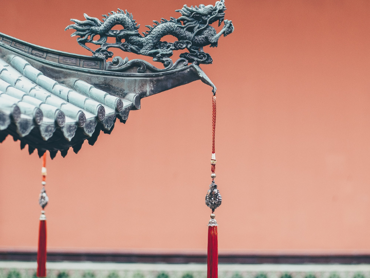 Παίρνοντας σοβαρά υπ’ όψιν μας τις ασιατικές αξίες διαπιστώνουμε ότι η ασιατική οικονομία, πέρα από τις παραδοσιακές οικονομικές θεωρίες και πρακτικές, έχει και βαθύ φιλοσοφικό υπόβαθρο το οποίο κανείς δεν πρέπει και δεν μπορεί να αγνοεί