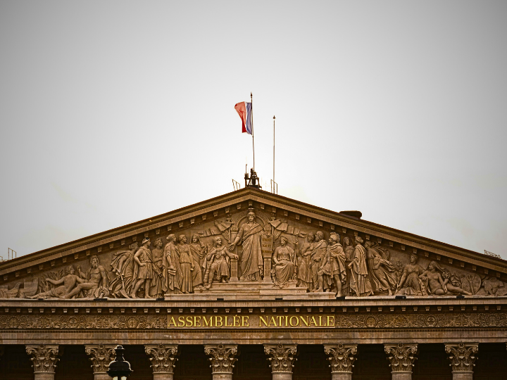 Από την άλλη πλευρά, η αλαζονική στάση του κόμματος του Εμμανουέλ Μακρόν απέναντι σε σοβαρά θέματα της καθημερινότητας των Γάλλων, όπως λέει η πρώην υπουργός εσωτερικών του Κόμματος κυρία Μαρλέν Σκιαπά, «υπήρξε το καλύτερο δώρο που μπορούσε να γίνει στη Μαρίν Λεπέν και τον πολιτικό της σχηματισμό».
