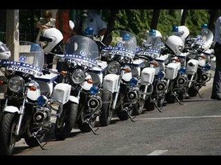 Προσωπικά, σε πρόσφατη εκδήλωση καταμέτρησα πάνω από 20 συνοδούς για τον κ. Κουρουμπλή, σε άμεση και έμμεση ασφάλεια. Ποιοι; Αυτοί που ήταν κάθετα αντίθετοι με την αστυνομική συνοδεία και αναρωτιόντουσαν γιατί ένας πολιτικός χρειάζεται αστυνομικούς όταν κάνει καλά την δουλειά του, οι ίδιοι έχουν επικεφαλής και πρωθυπουργό τον Τσίπρα που η συνοδεία του και οι υπηρετούντες στην ασφάλεια του σπιτιού του υπερβαίνουν τους 300.