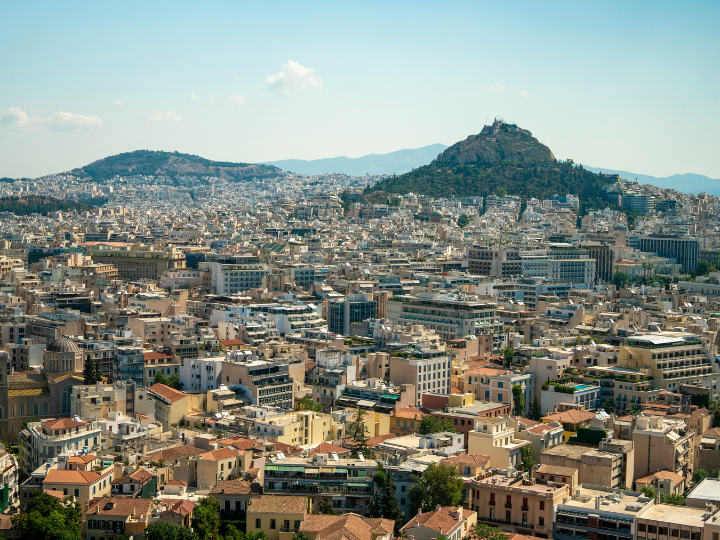Οι πόλεις είναι ιδιαίτερα ευπαθείς στην κλιματική αλλαγή καθώς αυτή προστίθεται στο φαινόμενο της Αστικής Θερμικής Νησίδας (ΑΘΝ) επιδεινώνοντας τους κινδύνους λόγω υψηλών θερμοκρασιών ή επεισοδίων καύσωνα.