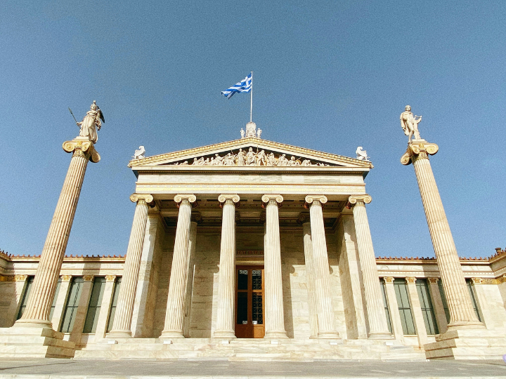 Οι κυβερνήσεις έχοντας υποθάλψει χρόνια τώρα την στρεβλότητα αυτή, που επί της ουσίας προάγει την ανισότητα από το Λύκειο, παραβλέπουν σκόπιμα την ύπαρξη αυτού του συστήματος προάγοντας κατά καιρούς νομοθετήματα που δρουν ως ένα παράλληλο σύμπαν του υφιστάμενου πεδίου παιδείας.