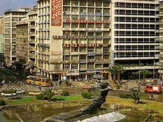 Όσο για τον λογαριασμό, τον πληρώνουν ήδη, ως συνήθως, όλοι αυτοί οι άγνωστοι, οι ανώνυμοι, που κατά καιρούς πιστεύουν στα φούμαρα που τους διηγούνται αυτόκλητοι «σωτήρες» του λαού και οι κάθε λογής παρατρεχάμενοί τους. Και από τέτοιους, καλά να’ μαστε, ουκ έστιν αριθμός...