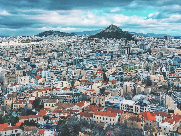 Αυτό σημαίνει ότι πλέον απαιτούνται 11,5 χρόνια για την απόκτηση ενός διαμερίσματος 60 τ.μ. Μόλις πριν από τρία χρόνια, το 2021, απαιτούνταν 8,5 χρόνια μισθών για την απόκτηση του ίδιου ακινήτου (60 τ.μ., 30 ετών), διάστημα που ήταν εναρμονισμένο με τον διεθνή μέσο όρο.