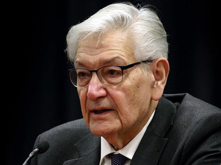 «Είμαστε μάρτυρες ενός πρωτοφανούς φαινομένου: Στο αιώνα της κυριαρχίας των γνώσεων και της πληθώρας πληροφοριών, όλοι γνωρίζουν και κανείς δεν θέλει να μάθει.» 