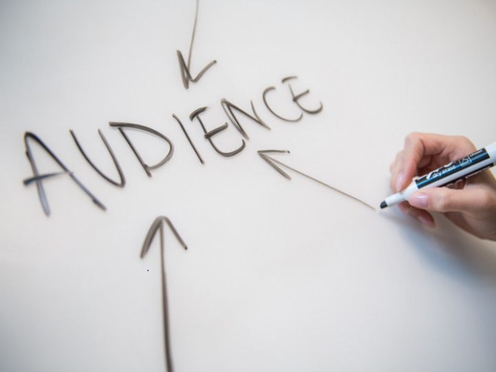 Σαφώς δε, το όλο θέμα και οι ποικίλες πλευρές του αφορά τους διαφημιζόμενους, που κατά κανόνα είναι επιχειρήσεις παραγωγής και πώλησης αγαθών ή παροχής υπηρεσιών.