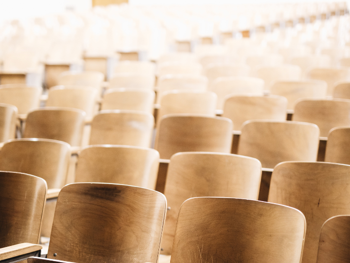 Σύμφωνα λοιπόν με μελέτη της Εθνικής Τράπεζας, η ίδρυση ιδιωτικών Πανεπιστημίων θα προσελκύσει άμεσα 100.000 ξένους φοιτητές, θα μειώσει την φυγή Ελλήνων για σπουδές και θα επαναπατρίσει πολλούς από τους νέους που σήμερα φοιτούν στο εξωτερικό, με όφελος για την Εθνική οικονομία 1,8 δισ. τον χρόνο.