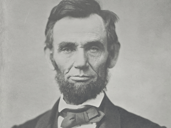 Ένας άλλος τύπος ηγεσίας, λιγότερο απόλυτος αλλα εξίσου μεταρρυθμιστικός, είναι ο «μετασχηματιστικός» (transformational) τύπος ηγέτη.Τέτοιος ηγέτης υπήρξε ο Αβραάμ Λίνκολν, που κατόρθωσε μια κατάσταση πολιτικού χάους να τη μεταμορφώσει σε ένα σύστημα εποικοδομητικής διακυβέρνησης.