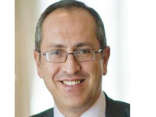 Απαντώντας στο ερώτημά του, ο συγγραφέας -που διαθέτει ευρεία εμπειρική γνώση- τονίζει ότι πρέπει να θεσπιστεί στην Ελλάδα η ελεύθερη γονεϊκή επιλογή στην εκπαίδευση, όπως ισχύει και σε άλλες αναπτυγμένες χώρες. Και επειδή στην ελεύθερη επιλογή η αριστερολαϊκιστική προπαγάνδα αντιτείνει ότι αυτή εξυπηρετεί τους πλούσιους και όχι τους φτωχούς, ο Τάσος Αβραντίνης αποδεικνύει ακριβώς το αντίθετο.