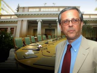 Μέσα σε αυτό το περιβάλλον, είναι σαφές ότι ο κ. Παν. Μπαλτάκος έκανε κατάχρηση εμπιστοσύνης κατά τον χειρότερο τρόπο. Υπερβαίνοντας τα θεσμικά του καθήκοντα, προχώρησε σε άτυπες ενέργειες που αφ’ εαυτές είχαν πολύ υψηλό κόστος. Ακόμα χειρότερα, φαίνεται να λησμόνησε ότι δεν ήταν γενικός γραμματέας μιας κυβέρνησης αποκλειστικά Νέας Δημοκρατίας, αλλά ενός δυαδικού σχήματος στο οποίο συμμετείχε και το ΠΑΣΟΚ.