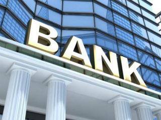 Όλα μοιάζουν ανορθόδοξα, εκτός παραδοσιακής θεωρίας. Και όλα ’’εξηγήθηκαν’’ όταν ο πρώην κεντρικός τραπεζίτης των ΗΠΑ, Alan Greenspan, δήλωσε σε επιτροπή του Κογκρέσο, το 2008, μεσούσης της τότε κρίσης, ότι: «Έκανα λάθος στην εκτίμησή μου ότι το ιδιωτικό συμφέρον των οργανισμών, συγκεκριμένα των τραπεζών και άλλων, ήταν τέτοιο που θα οδηγούσε με τον καλύτερο δυνατό τρόπο στην προστασία των μετόχων και της μετοχικής αξίας των εταιρειών τους […] Έσπασε ένας βασικός πυλώνας του ανταγωνισμού και των ελεύθερων αγορών επί 40 χρόνια. Και με σοκάρισε. Ακόμη δεν έχω πλήρως καταλάβει τι ακριβώς συνέβη». 