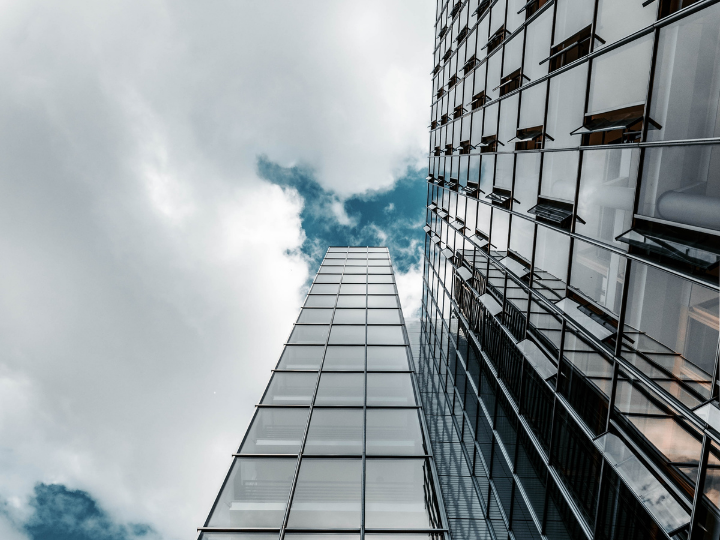 Στον ίδιο κύκλο χρέους τα δάνεια των εμπορικών ακινήτων δημιουργούν προβλήματα στις τράπεζες, και κυρίως τα κτίρια γραφείων. Η εξ αποστάσεως εργασία μειώνει σημαντικά την ανάγκη για γραφεία σε φυσική μορφή (ετησίως κοστίζουν περίπου 18.000$ ανά άτομο). 