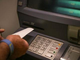 Σήμερα κατά τον διάσημο συγγραφέα και μελλοντολόγο Άλβιν Τόφλερ οι πελάτες των ATM σε ποσοστό 80 % χρησιμοποιούν για τις τραπεζικές τους συναλλαγές το διαδίκτυο. Προφανώς δε μέσω της χρήσης του διαδικτύου κερδίζουν το χρόνο μετακίνησης τους προς τα ATM