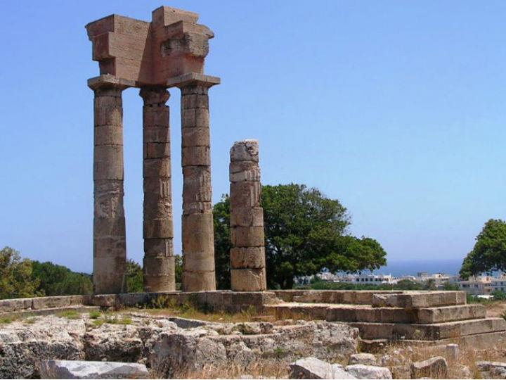 Η βιομηχανία χαρακτηρίζεται σε βαριά ή ελαφρά, ανάλογα με την ένταση της χρήσης μηχανών και τεχνολογίας στην διαδικασία της παραγωγής, το μέγεθος της επένδυσης, κ.ά. Η Ελλάδα, πάντοτε είχε και εξακολουθεί να έχει και βαριά και ελαφρά βιομηχανία.