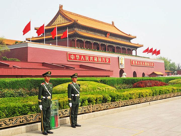 Από την πετρελαϊκή κρίση του 1973 και μετά, ο Ντενγκ επείσθη ότι αν ο κινεζικός κομμουνισμός δεν υιοθετούσε πλήρως τις καπιταλιστικές θεσμικές και λειτουργικές μεθόδους δημιουργίας πλούτου, όχι μόνον ήταν καταδικασμένος να καταρρεύσει, αλλά θα οδηγούσε την Κίνα στο να γίνει νέου τύπου αποικία των ΗΠΑ και της Ιαπωνίας.