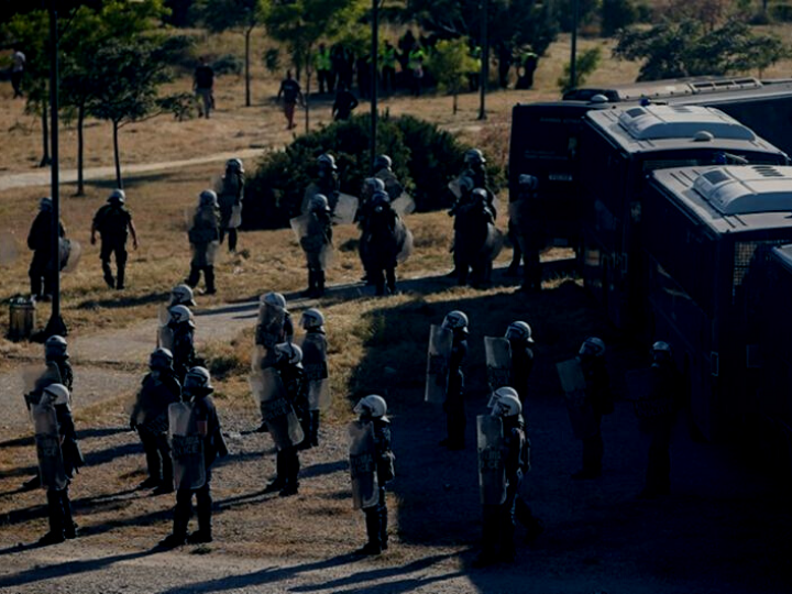 Η Αστυνομία έχει εξόχως δύσκολο έργο: να ελέγχει τη συμμόρφωση των πολιτών με τον νόμο, σεβόμενη, παράλληλα, τα δικαιώματά τους. Το έργο της απαιτεί οξεία ικανότητα ευθυκρισίας: πώς πρέπει να επεμβαίνει όταν παραβιάζεται η νομιμότητα;