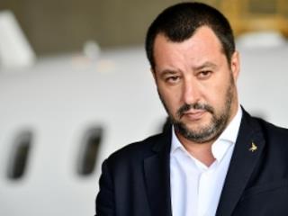 Στις Βρυξέλλες, εν τω μεταξύ, η Ευρωπαϊκή Επιτροπή έχει ξεκινήσει τα πρώτα στάδια της λεγόμενης διαδικασίας υπερβολικού ελλείμματος κατά της Ιταλίας. Είναι το πρώτο από μια σειρά από βήματα τα οποία θα μπορούσαν να οδηγήσουν στην επιβολή προστίμου. Η παρατήρηση της Κομισιόν αφορά την άνοδο του λόγου του χρέους της Ιταλίας προς το ΑΕΠ το 2018.