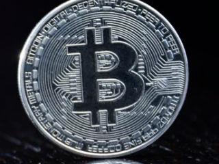 Το Bitcoin είναι ένα διαδικτυακό κρυπτονόμισμα που χρησιμοποιείται για peer-to-peer συναλλαγές, παρακάμπτοντας κάθε «μεσολαβητή» όπως τράπεζες, εταιρίες ή κυβερνήσεις.