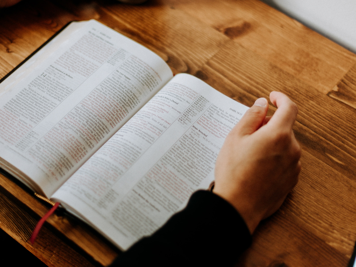 «Βολεύει ο χρηματοοικονομικός αναλφαβητισμός και η εξάλειψη κειμένων που φανερώνουν την εκμετάλλευση ανθρώπου από άνθρωπο.»