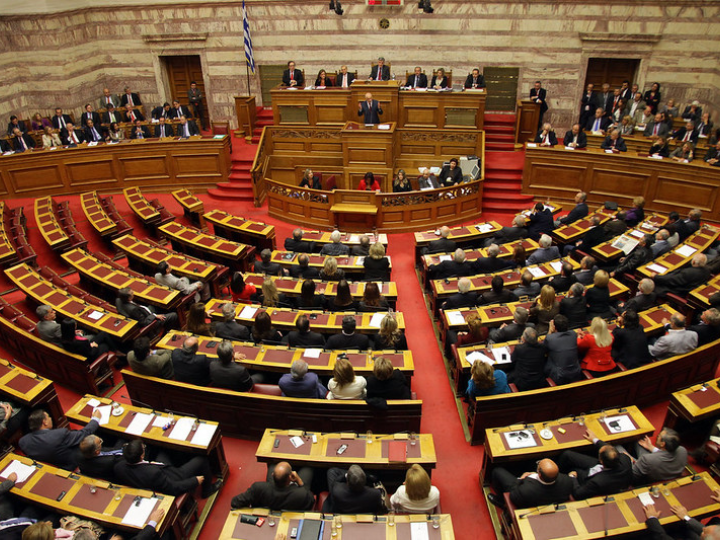 Η Ελληνική δημοκρατία είναι δυσλειτουργική γιατί το πολιτικά κόμματα υιοθετούν μια άκρως ιδεολογική προσέγγιση και τείνουν να ανατρέπουν πολιτικές και μεταρρυθμίσεις προηγούμενων κυβερνήσεων οι οποίες είχαν λαϊκή εντολή για την εμπέδωση τους στο κοινωνικοοικονομικό μηχανισμό.