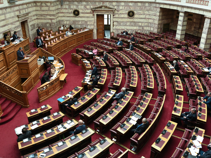 «Τα παραδοσιακά πολιτικά κόμματα σήμερα βιώνουν μια πολύ οξεία κρίση και τα νέα κόμματα επίσης δεν έχουν δείξει βαθιές αλλαγές με στόχο την δημιουργία διαφορετικών πολιτικών οντοτήτων. Έχουν κλεισθεί σε μια φούσκα εξουσίας, δεν προσπαθούν να δουν τις ανάγκες του κόσμου, ούτε θεωρούν ως κεντρικό συνομιλητή τους τον λαό, κάτι που δημιουργεί τεράστια έλλειψη εμπιστοσύνης».