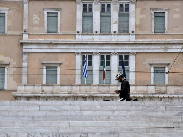 Μετά τον Α΄ Παγκόσμιο Πόλεμο, το κράτος και η συμμετοχή του στην οικονομία, στον δυτικό κόσμο, από 20% που ήταν το 1913, δέκα χρόνια μετά βρέθηκε στο 31% και μετά την κρίση του 1929 σταθεροποιήθηκε στο 40% περίπου. Ακολούθησαν Β΄ Παγκόσμιος Πόλεμος και η κυριαρχία του Κεϋνσιανισμού, με αποτέλεσμα πριν την πρώτη πετρελαϊκή κρίση του 1973 η κρατική συμμετοχή στην οικονομία να βρίσκεται στο 36% στις ΗΠΑ και στο 52% στη Δυτική Ευρώπη.