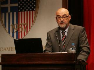 Εντούτοις, ο Πρέσβης διευκρίνισε ότι κανένα Σύνταγμα δεν μπορεί να διασφαλίσει την ειρήνη και ότι στο Ιράκ απαιτείται να υπάρξει μια σειρά δοκιμών ώστε να δημιουργηθούν σταθεροί δημοκρατικοί όροι οι οποίοι δεν θα έχουν μόνον σχέση με το δικαίωμα της ψήφου αλλά αφορούν την λογοδοσία, την ισοτιμία αλλά και την ισοδυναμία των φύλων.