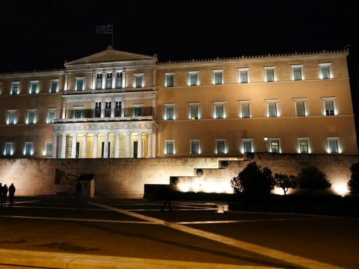 «Υποστηρίζεται σθεναρά ότι η κρισιμότητα των στιγμών και η δυσχερέστατη αντιμετώπισή τους επιβάλλουν εθνική ομοψυχία, την οποία όμως αποτρέπει κυρίως η σύγκρουση κυβέρνησης και αξιωματικής αντιπολίτευσης, καθώς βρίσκεται σε εξέλιξη η δικαστική αντιμετώπιση των έργων και ημερών της τελευταίας, όπως καθημερινά αποκαλύπτονται, δημιουργώντας νοσηρότατη ατμόσφαιρα, αναπόφευκτη όμως.»