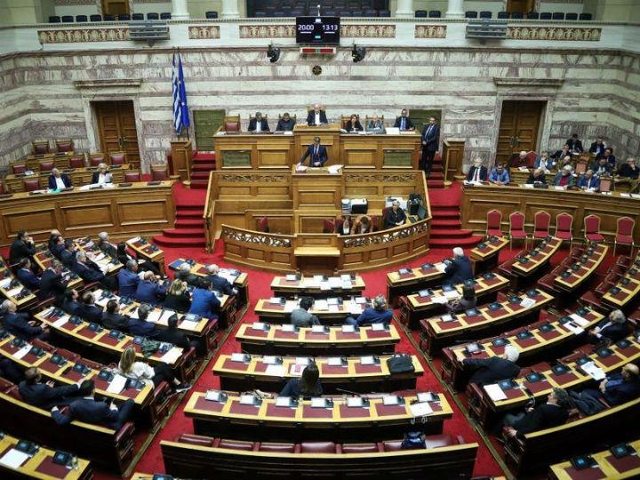 «Η αδυναμία των κρατικών μηχανισμών να διεκπεραιώσουν τα αιτήματα ασύλου και το υπάρχον τότε νομικό καθεστώς που είχε θεσμοθετήσει η προηγούμενη κυβέρνηση, οδηγούσαν σε χρονοβόρες διαδικασίες με αποτέλεσμα να καθίσταται αδύνατη η σύντομη απονομή ή απόρριψη αιτημάτων ασύλου.»