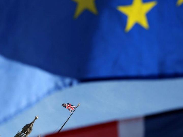 Η Επιτροπή, ως διαπραγματευτής της ΕΕ, θα συνεχίσει να συνεργάζεται στενά με το Συμβούλιο και τα προπαρασκευαστικά του όργανα, καθώς και με το Ευρωπαϊκό Κοινοβούλιο, όπως έκανε και κατά τις διαπραγματεύσεις για τη συμφωνία αποχώρησης.