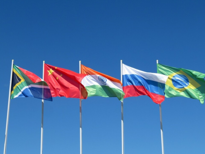 Χωρίς να ελέγχονται απο το Κρεμλίνο, οι BRICS συνθέτουν στην πράξη ένα σοβαρό μέτωπο πρόκλησης της Δύσης και παρέμβασης στις διεθνείς υποθέσεις.