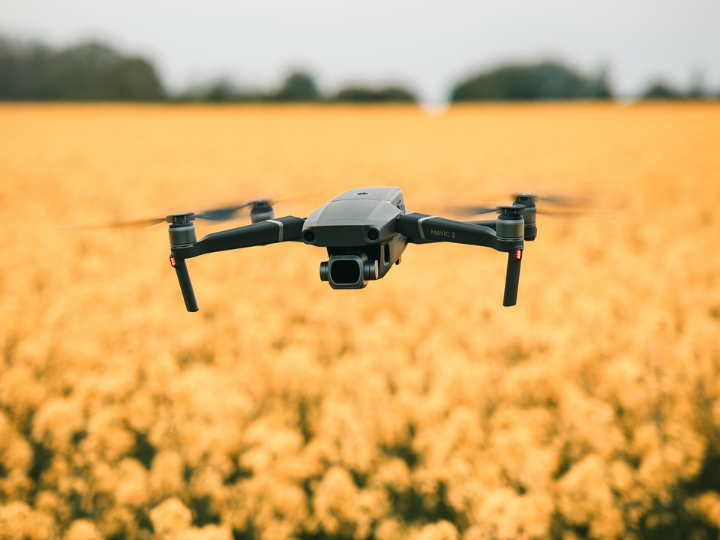 «Στο παρελθόν, τα drones μπορούσαν να μεταφέρουν μόνο ελαφριά φορτία. Ωστόσο, αναδύεται ένα νέο σύστημα που θα επιτρέπει τη μεταφορά φορτίων από 70 μέχρι και 500 κιλά, ανάλογα με το αεροσκάφος.»