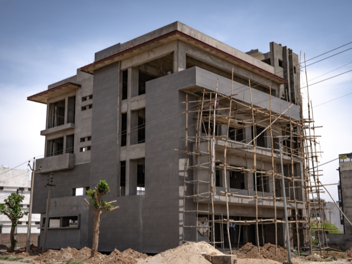 Κατά το φετινό εννεάμηνο (Ιανουάριος – Σεπτέμβριος) η συνολική οικοδομική δραστηριότητα εμφανίζει αύξηση κατά 26,8% στον αριθμό των οικοδομικών αδειών.