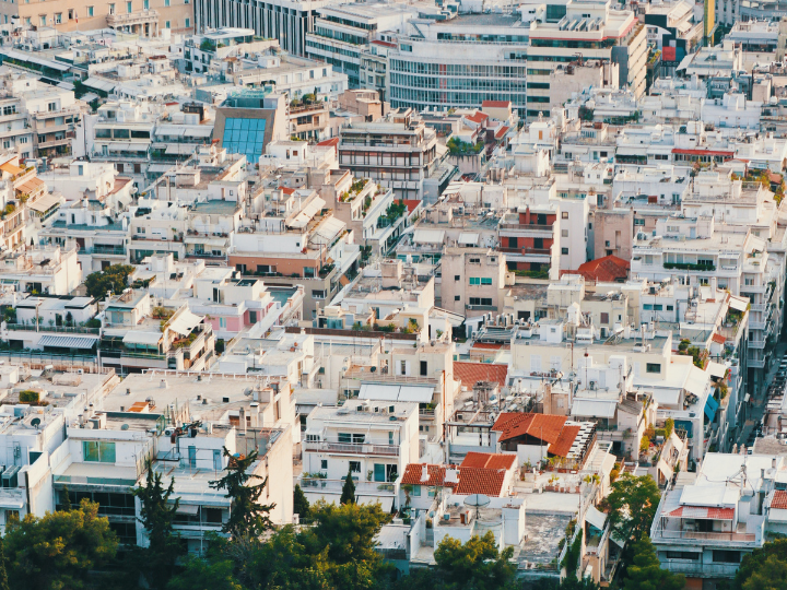 Κάποιες από τις μεγαλύτερες αυξήσεις στη μέση ζητούμενη τιμή πώλησης κατοικιών το τρίτο τρίμηνο του 2023 σε σχέση με το αντίστοιχο διάστημα του προηγούμενου έτους σημειώθηκαν στα Προάστια Πειραιά (+23%), στον Δήμο Θεσσαλονίκης (+21%) καθώς και στα Δυτικά Προάστια Αττικής (+19%).