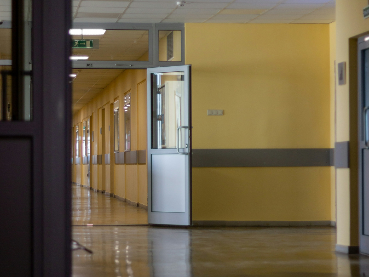 Και από την άποψη αυτή, στην Ελλάδα, η γραφειοκρατία έχει λαμπρές επιδόσεις να επιδείξει, με λαμπρότερη την ενεργό συμμετοχή της στην πτώχευση της χώρας.