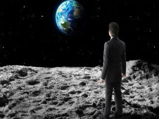 Ο Jeff Bezos, ιδρυτής και διευθύνων σύμβουλος της Amazon, προβλέπει ότι «εκατομμύρια άνθρωποι θα ζουν και θα εργάζονται στο διάστημα» τις επόμενες δεκαετίες. Ο Bezos είναι τόσο σίγουρος για αυτό το αποτέλεσμα που επενδύει περισσότερα από 1 δισεκατομμύριο δολάρια ετησίως στην εταιρεία διαστημικών μεταφορών του, Blue Origin.