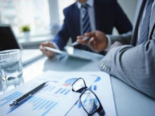 Τέλος, ειδικά για την Ελλάδα που οι επιχειρήσεις είναι οικογενειακές, συχνή αιτία της αποτυχίας είναι η μη σωστή προετοιμασία των διαδόχων, των επιχειρηματιών και της ανώτατης διοίκησης, που συνήθως ταυτίζονται. Το αντίδοτο στις παραπάνω αιτίες προφανώς είναι η συνεχής επαγρύπνηση, η εγρήγορση (mindfulness), η προνοητικότητα (proactiveness) και η συνεχής και έγκαιρη προσαρμογή της στρατηγικής, των δομών και της οργάνωσης, των συστημάτων, της κουλτούρας και βεβαίως των στελεχών που αντιστέκονται στις αλλαγές. 