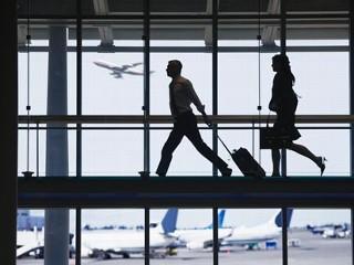 Κατά πρώτον λόγο, όπως επισημαίνει και ο οικονομολόγος δρ. Γιώργος Κωνσταντινίδης, η αιμορραγία που προκαλεί το φαινόμενο της μετανάστευσης στην ελληνική οικονομία, σε όρους Ακαθαρίστου Εθνικού Προϊόντος (ΑΕΠ) και εισοδήματος είναι πολύ μεγάλη για το μέγεθος της χώρας και την κοινωνία της. Αλλά και για τις προοπτικές της στον μεταβαλλόμενο κόσμο μας.