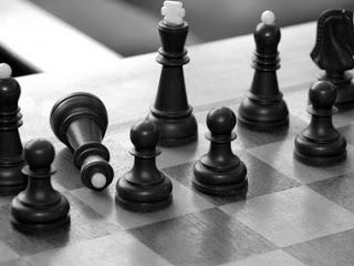 Ένα από τα βασικά επιχειρήματα του Γιάσα Μουνκ είναι ότι ο οικονομικός φιλελευθερισμός στηρίζεται πλέον σε αποφάσεις που λαμβάνονται χωρίς δημοκρατικό έλεγχο και άρα ευνοούν μικρές ομάδες συμφερόντων εις βάρος των πολλών. Επισημαίνει επίσης τον ρόλο των κεντρικών τραπεζών και τον τρόπο με τον οποίο το εμπόριο ρυθμίζεται από διεθνείς συμφωνίες που δημιουργήθηκαν μετά από μυστικές διαπραγματεύσεις σε απρόσιτους θεσμούς. 